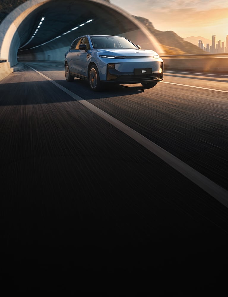 Leapmotor B10 en color azul circulando por una autopista urbana al atardecer.