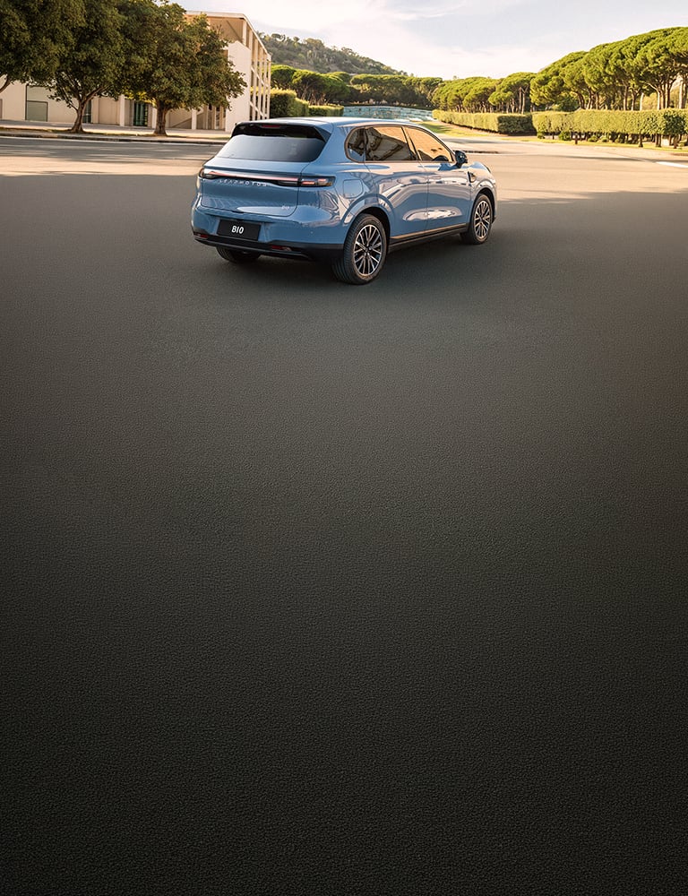 Vista trasera del Leapmotor B10 estacionado en un entorno urbano con arquitectura contemporánea.