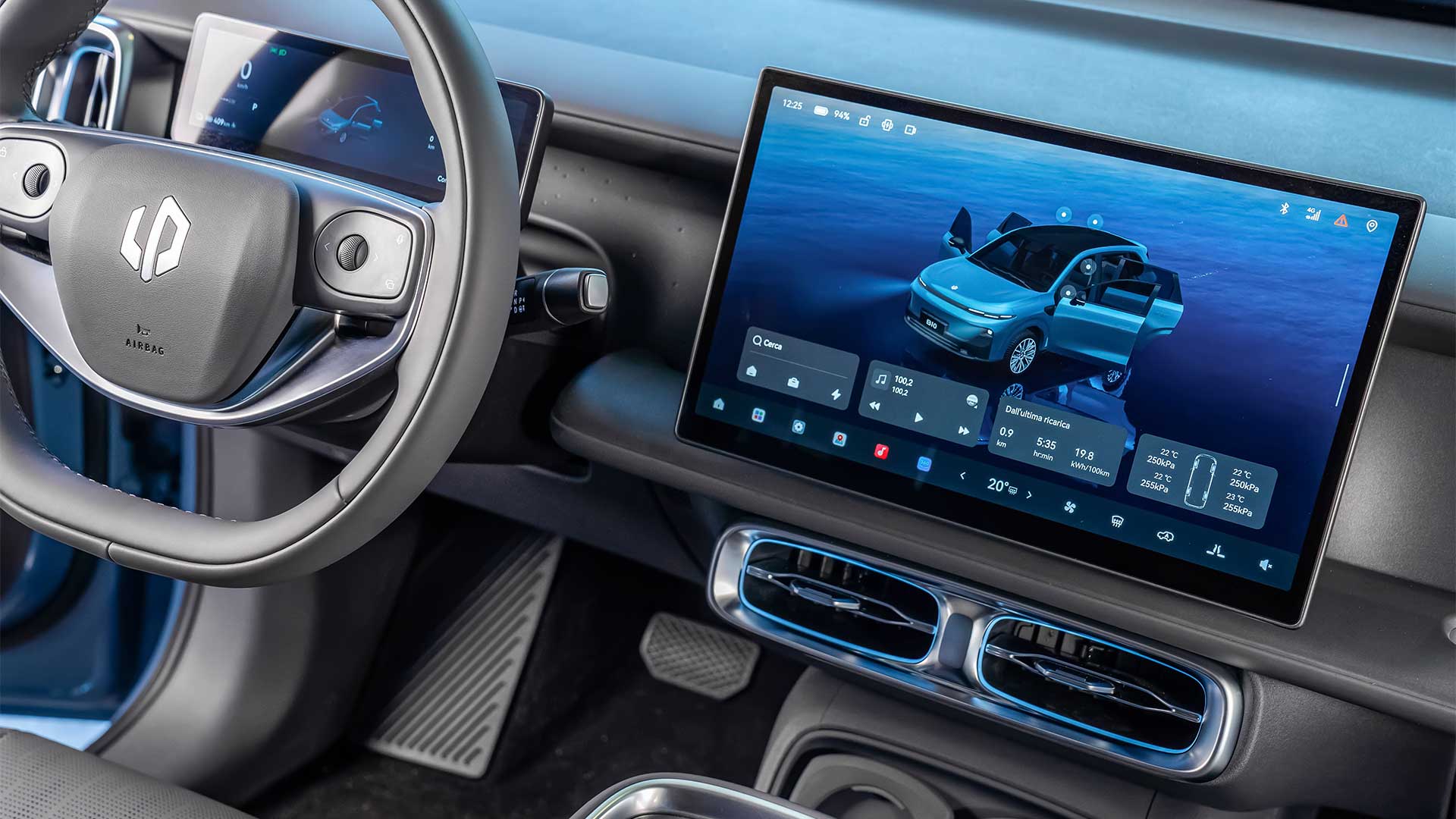Interior del Leapmotor B10 con volante multifunción y pantalla central táctil de 14.6 pulgadas.